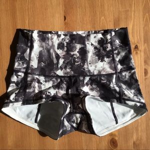 Lululemon Boogie (booty) Short Black/White Floral